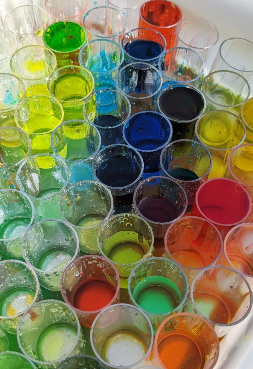 Création de multiples couleurs par transvasement d'eau de couleurs primaires.